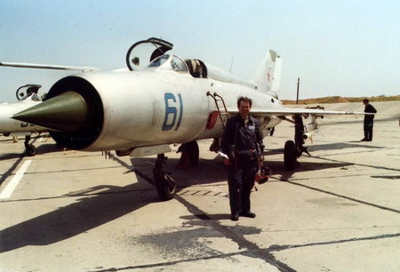 1984 год, аэродром Приволжский. Лётчик ВВС ННА ГДР после полёта на МиГ-21ПФМ принадлежащем 116 УЦБПА.