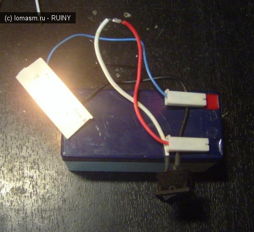 простейший фонарь включен лампочка аккумулятор выключатель