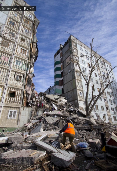 Обрушение после взрыва подъезда 9ти этажного дома в Астрахани