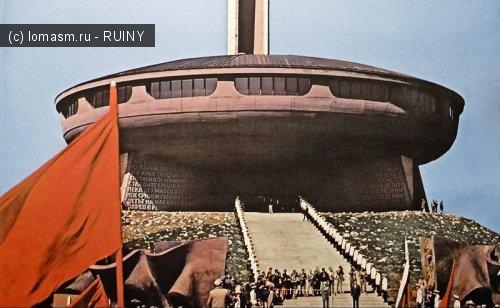 Каким он был Памятник коммунизму старые фото