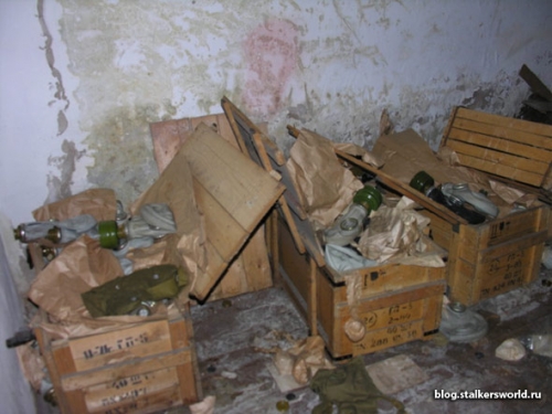 развалины заброшенного защитного сооружения гражданской обороны бомбоубежища в Улан-Удэ